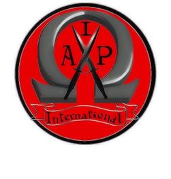 Rotes Logo mit grauem Omega, zwei schwarzen Schwertern und dem Text "International".