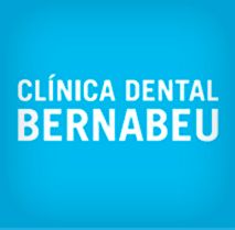 Texto en fondo azul: "Clínica Dental Bernabeu".