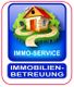 Zeichnung eines Hauses mit Schrift: "IMMO-SERVICE, IMMOBILIEN-BETREUUNG" auf blauem Hintergrund.