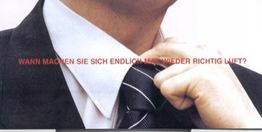 Person zieht Krawatte am Hemdkragen zurecht; Text: „Wann mögen Sie sich endlich... richtig läuft?“