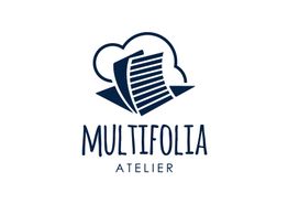 Logo con nuvola e fogli con le scritte "MULTIFOLIA ATELIER" in blu su sfondo bianco.