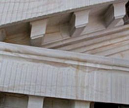 Detail der dorischen Architektur mit horizontalen und vertikalen Linien auf Steinoberfläche.
