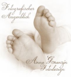 Babyfüße berühren sich sanft. Text: "Fotografischer Augenblick, Anna Granzin Fotodesign".