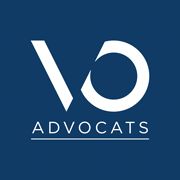Logotipo con las letras "VO" blancas sobre fondo azul y la palabra "ADVOCATS" abajo.