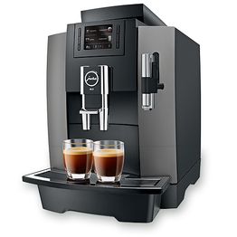 Schwarzer Kaffeevollautomat mit zwei vollen Gläsern Espresso auf dem Abstelltablett.