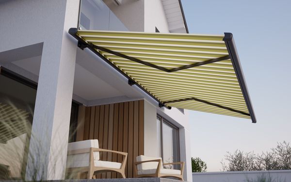 Eine gestreifte Gelenkarmmarkiese montiert über einer Terrasse zum Schutz vor der Sonne.