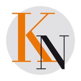 Großer oranger Buchstabe "K" und schwarzer Buchstabe "N" überlappend auf grauem Kreis.