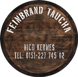 Holzfass mit Aufschrift "Feinbrand Taucha" und Kontaktdetails in Weiß auf dunklem Holz.