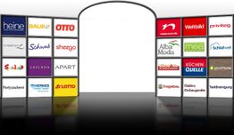 Logos von Versandhäusern und Marken auf zwei Wänden, mit leerem Raum in der Mitte.