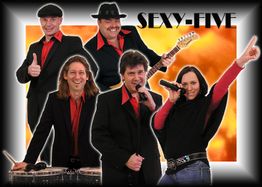 Eine Musikgruppe mit fünf Mitgliedern posiert fröhlich vor einem orangefarbenen Hintergrund.