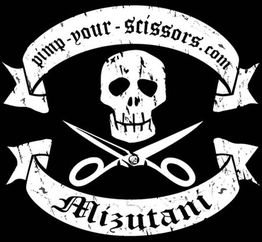 Totenkopf und Schere mit der Aufschrift "pimp-your-scissors.com" und "Mizutani" auf Bannern.