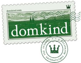 Grünes Logo "domkind" mit Briefmarken-Design und Krone, Text: "Agentur für nachhaltiges Marketing".