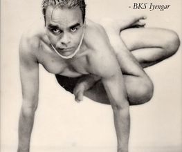 Hombre en postura de yoga avanzada con una cita inspiradora de BKS Iyengar sobre divinidad.