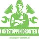 Groene afbeelding van loodgieter met gekruiste armen, logo van Ontstoppen Dronten.