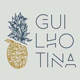 Abacaxi estilizado com o texto "GUILHOTINA" à direita em fonte moderna. Fundo cinza claro.