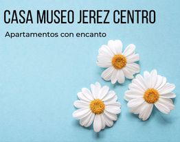 Tres margaritas sobre fondo azul con texto: "CASA MUSEO JEREZ CENTRO, Apartamentos con encanto".