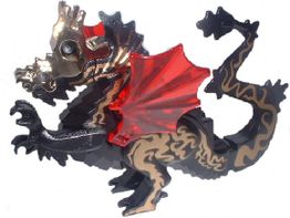 Spielzeugdrache mit roten Flügeln und silbernen Details auf weißem Hintergrund.