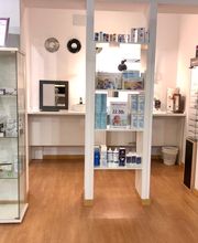 Óptica con estanterías y muestras de gafas, productos de cuidado ocular y carteles promocionales.