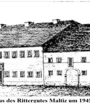 Zeichnung des Gutshauses des Ritterguts Maltitz um 1945, Gebäude mit vielen Fenstern und Tor.