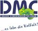 Logo mit „DMC“, grünem Chamäleon und Text „...es lebe die Vielfalt!“.