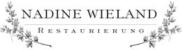 "Schriftzug 'Nadine Wieland Restaurierung' mit floralen Verzierungen an den Seiten."