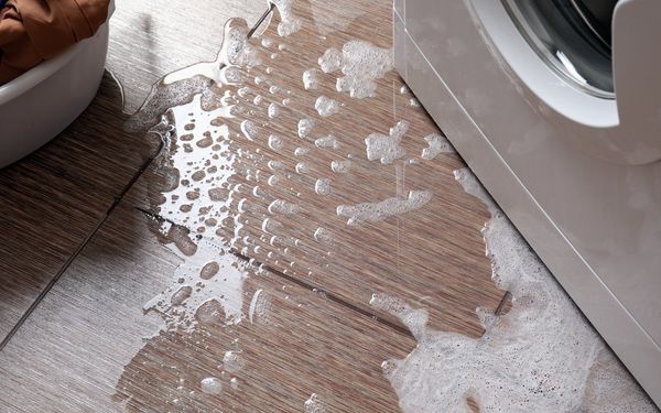 Wasserschaden auf einem Parkettboden