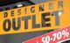 "Schaufenster mit gelbem 'Designer Outlet'-Schild, rotes Schild mit 50-70% Rabatt darunter."