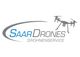 Logo von SaarDrones mit einem stilisierten Bild einer Drohne, Text "Drohnenservice".