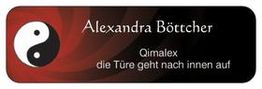 Schwarzes Schild mit Yin-Yang Symbol, Name "Alexandra Böttcher" und Text "die Türe geht nach innen auf".