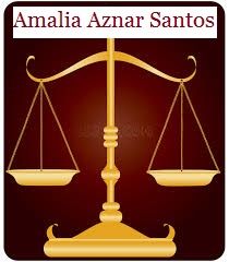 Balanza dorada en fondo rojo oscuro con nombre "Amalia Aznar Santos" en la parte superior.