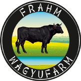 Schwarzer Stier auf Wiese mit "FRAHM WAGYUFARM" Schriftzug in einem runden Logo.