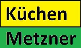 Gelbes Schild mit "Küchen" in Schwarz, darunter grünes Schild mit "Metzner" in Schwarz.