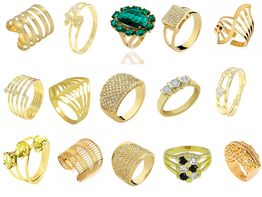 Vários anéis de ouro com diferentes designs e pedras brilhantes em exibição.