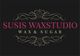 Schild mit der Aufschrift "SUSIS WAXSTUDIO" und "WAX & SUGAR" auf schwarzem Hintergrund mit Ornamenten.