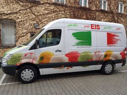Weißer Eiswagen mit buntem Eiscreme-Design und italienischen Flaggenfarben.