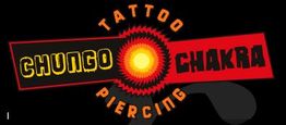 Logo negro, rojo y amarillo de "Chungo Tattoo Chakra Piercing" con diseño de sol en el centro.