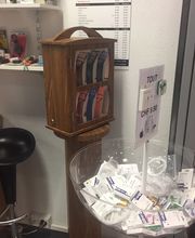 Stehender Ständer mit Armbändern, Preisschild "CHF 9.90" in einem Geschäft, Schüssel mit Produkten.