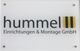 Schild mit der Aufschrift "hummel Einrichtungen & Montage GmbH" und gelb-schwarzen Streifen.