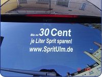 Autofensteraufkleber: "Bis zu 30 Cent je Liter Sprit sparen! www.SpritUlm.de".