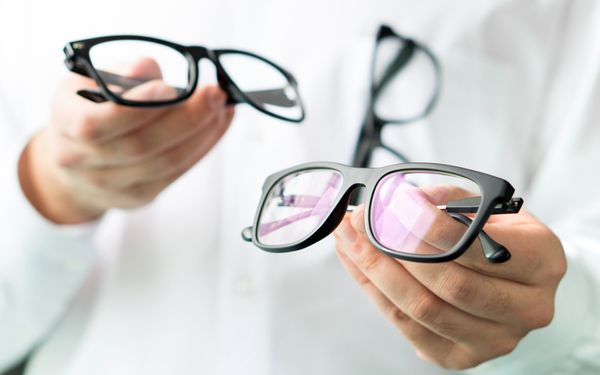 Einstärkenbrillen und Mehrstärkenbrillen im Vergleich beim Optiker