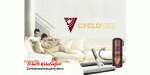 Paar auf Sofa mit Cyclo Vac-Zentralstaubsauger, rotes Logo, Werbung für Staubsaugersystem.