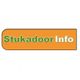 Oranje rechthoek met de tekst "StukadoorInfo" in groen en wit.