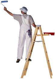 Persona pintando pared sobre una escalera con un rodillo azul y ropa de trabajo blanca.