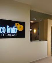 Letrero de "México Lindo Restaurant" en una pared junto a la entrada del restaurante.