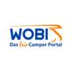 Logo mit blauem "WOBI" und orangefarbenem Linien, Text: "Das fair Camper Portal".
