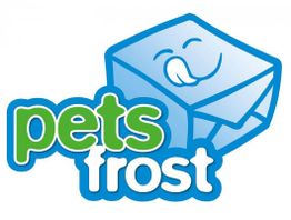 Logo mit einem fröhlichen Eisklotz und dem Text "pets frost" in Grün und Weiß.