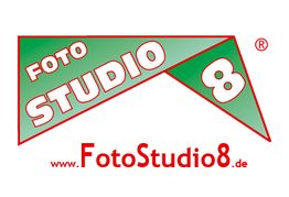 Logo mit Schriftzug "Foto Studio 8" in grün und rot auf weißem Hintergrund.