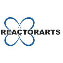 Logo mit blauem, stilisiertem Schmetterling und dem Schriftzug "REACTORARTS".