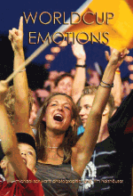 Menschenmenge jubelt mit Fahnen, im Hintergrund verschwommene Lichter. Text: "Worldcup Emotions".