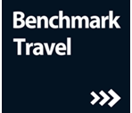 Logo mit weißem Text "Benchmark Travel" auf dunkelblauem Hintergrund mit drei Pfeilen rechts.